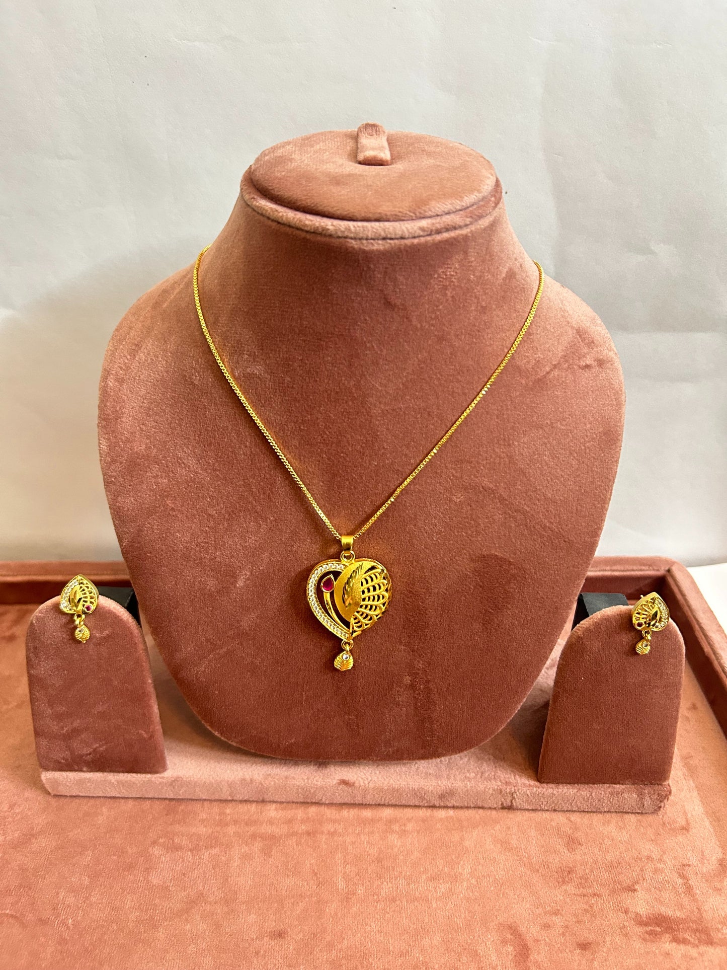 Elegant Heart-Shaped Gold-Tone Necklace Set